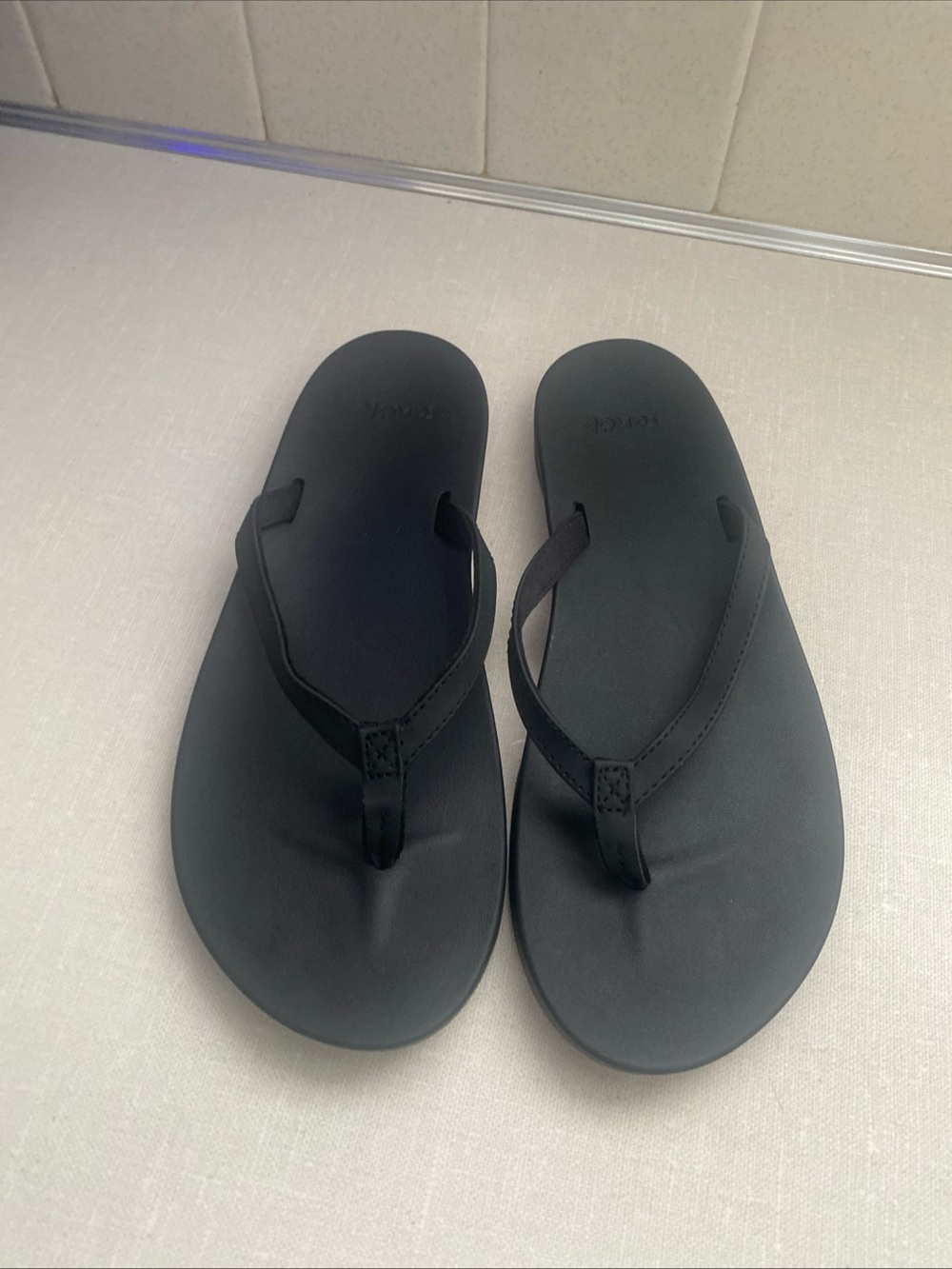 Sanuk Women’s Size 9 Black Flip Flops